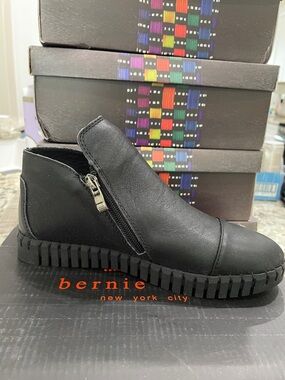 bernie mev. TW80 Women’s Black Leather Slip-On Wedge Sneaker size 38